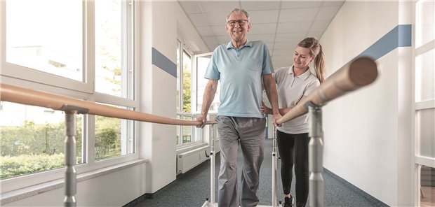 Ein Mann trainiert, in einem Barren zu gehen.