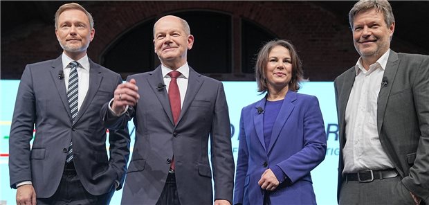 Ampel-Koalition schnürt Sieben-Punkte-Sofortprogramm gegen Corona Stellten am Mittwoch den Koalitionsvertrag vor (v.l.): Christian Lindner, Parteivorsitzender der FDP, SPD-Kanzlerkandidat Olaf Scholz sowie die beiden Bundesvorsitzenden von Bündnis 90/Die Grünen, Annalena Baerbock und Robert Habeck.