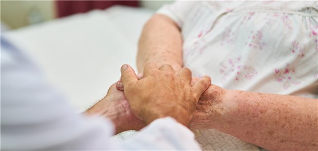 Sterbehilfe: Zwar hat die zugesicherte Möglichkeit, selbstbestimmt aus dem Leben scheiden zu können, ein für viele Menschen stark entlastendes Moment. Wenn es aber zu Ende geht, möchten die meisten doch noch jeden Lebensmoment nutzen.
