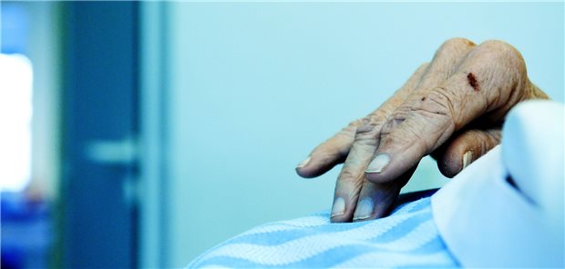 Bewegung bei geplanter Neuregelung der Suizidassistenz Sterben auf Wunsch? Im Bundestag könnte es zu einem gemeinsamen Vorstoß für eine Liberalisierung der Suizidassistenz kommen.