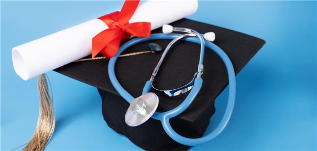 Stethoskop mit Doktorhut und Diplom