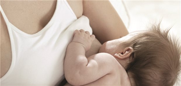 Säugling mit Mutter an ihrer Brust