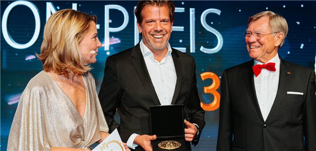 Galenus-Preis 2023: Pluvicto in Kategorie Specialist Care ausgezeichnet Strahlender Gewinner: Dr. Dirk Holler, General Manager Germany & Austria bei Novartis Radiopharmaceutical GmbH, freut sich über die Auszeichnung für Pluvicto® in der Kategorie Specialist Care. Eingerahmt wird er von Moderatorin Yve Fehring und Jury-Präsident Professor Erland Erdmann.