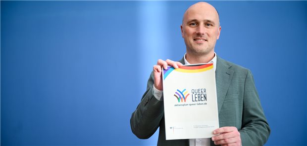 Kabinett beschließt Aktionsplan zum Schutz queerer Menschen Sven Lehmann (Bündnis 90/Die Grünen), Queer-Beauftragter der Bundesregierung, stellt den ersten Aktionsplan der Bundesregierung «Queer leben» für Akzeptanz und Schutz sexueller und geschlechtlicher Vielfalt vor.