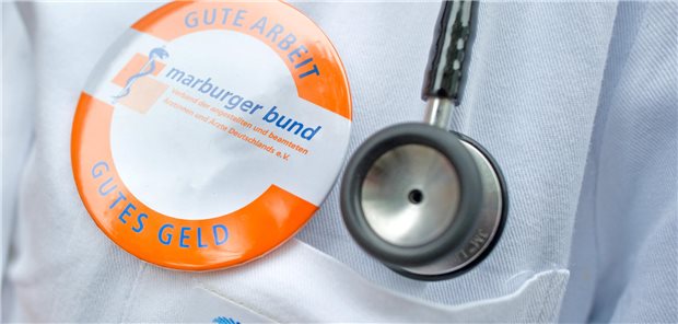 Arzt mit Marburger Bund-Plakette