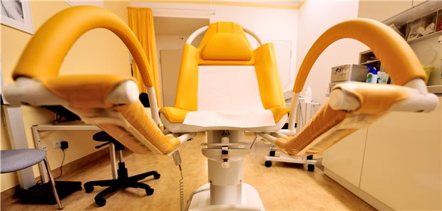 Patientinnen im Intimbereich gefilmt: BGH bestätigt Bewährungsstrafe für Frauenarzt Tatort gynäkologischer Stuhl: Der verurteilte Arzt hatte Kameras in einer Auffangschale angebracht, um die Frauen zu filmen.