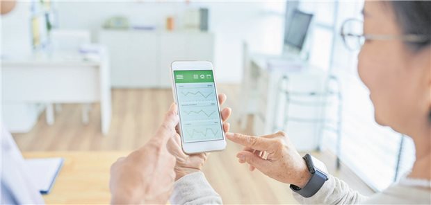 Frau mit Smartphone in einer Praxis