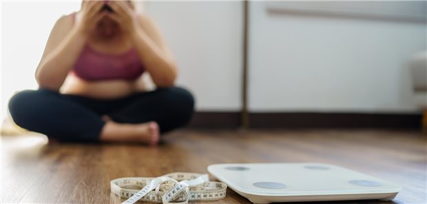 Adipositas: Nach Absetzen von Tirzepatid steigt das kardiometabolische Risiko Eine Waage liegt auf dem Boden.