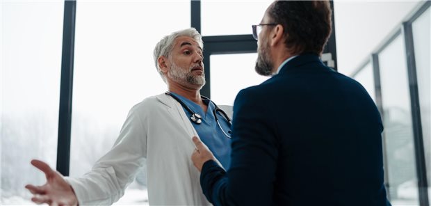 Gewalt gegen Ärzte: KBV-Spitze ruft Strafverfolgungsbehörden zum Handeln auf Ein Patient packt einen Arzt am Kittel.