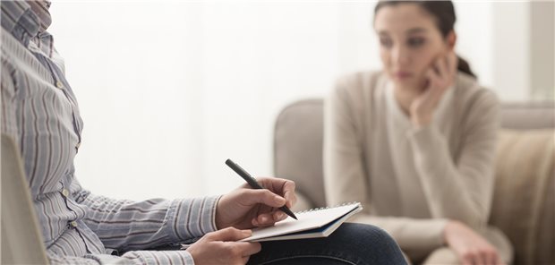 So hoch könnte das Risiko sein, eine psychische Störung zu entwickeln Ein Psychologin hört ihrer Patientin zu und macht sich Notizen.