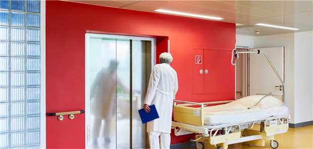Bundeskabinett will Warkens Krankenhausreform-Reform absegnen Aufzug auf einem Krankenhausflur