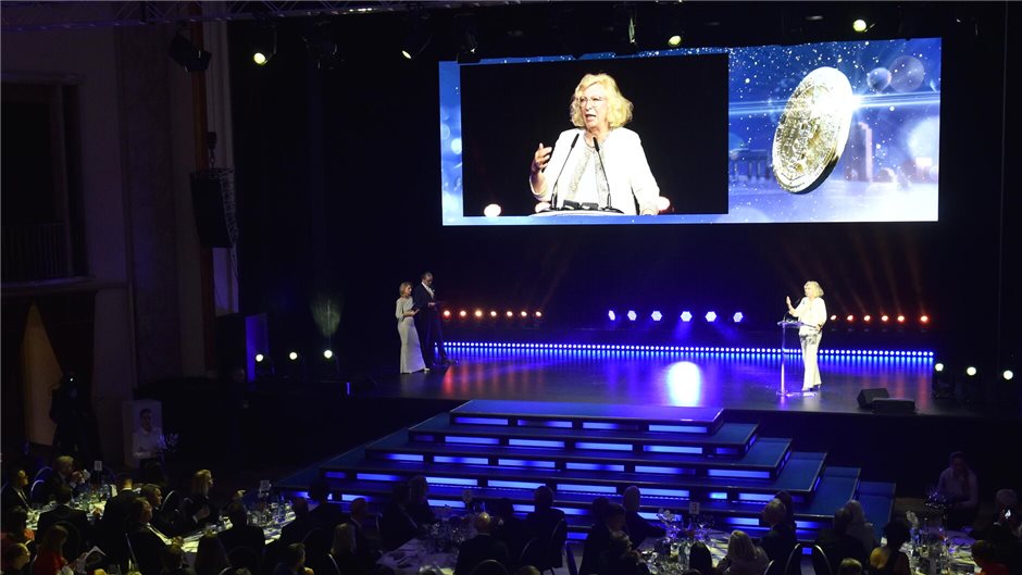 Über die Zuerkennung des Preises entscheidet eine 15-köpfige Jury unabhängiger W...