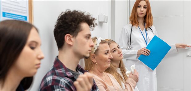 Übervolle Wartezimmer und Patienten, die in der falschen Versorgungsebene stecken? Das soll mit einem Primärarztsystem künftig vermieden werden.