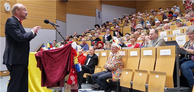 Mainzer Narren erobern den Uni-Hörsaal zurück Ulrich Förstermann, langjähriger Wissenschaftlicher Vorstand, nimmt im Chirurgie-Hörsaal die vielen Turbulenzen an der Unimedizin Mainz vor der Narrenschar aufs Korn.