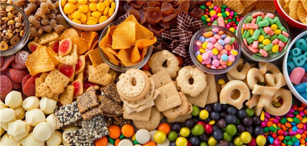 Studie: Hoher Konsum ultrahochverarbeiteter Lebensmittel erhöht Risiko für frühe kolorektale Adenome Ultrahochverarbeitete Lebensmittel enthalten meist wenig bioaktive Substanzen wie Ballaststoffe, Vitamine und Polyphenole, dafür viele ungesunde Fette, raffinierte Stärke und Zusatzstoffe wie Emulgatoren oder künstliche Süßstoffe. Diese Faktoren könnten das Mikrobiom beeinträchtigen, intestinale Entzündungen fördern und so zur kolorektalen Karzinogenese beitragen.