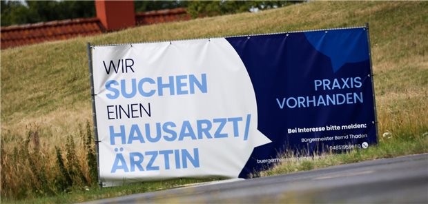 Um Ärzte zu gewinnen, lassen sich Kommunen einiges einfallen - auch über Werbeschilder hinaus.