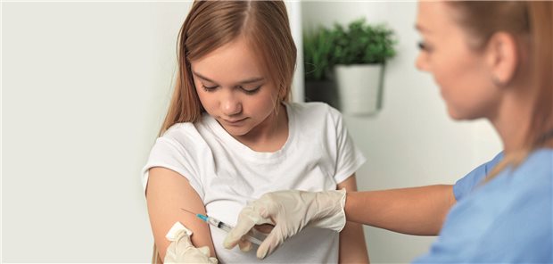 Junges Mädchen bei Impfung