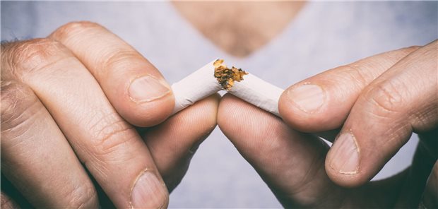 Krebs-Operation besser erst nach mehrwöchigem Rauchverzicht? Ein Mann zerdrückt eine Zigarette.
