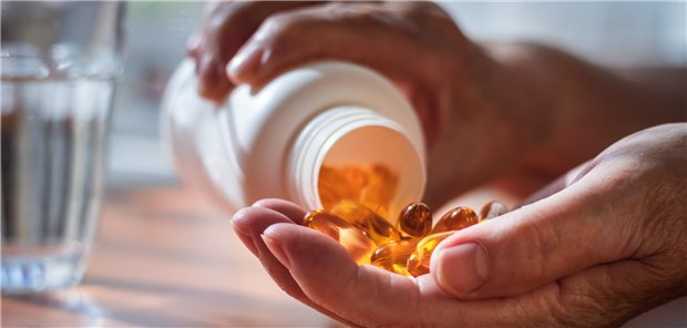 Update Endokrinologie: Mythen & Fakten zu Vitamin D und L-Thyroxin Vitamin D-Pillen in der Hand eines Menschen.