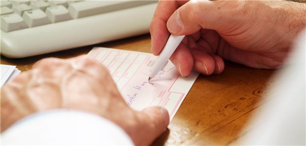 KBV kritisiert Regress-Urteil des Bundessozialgerichts Arzt unterschreibt Rezept