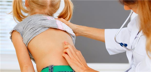 S3-Leitlinienautor: „Rückenschmerz bei Kindern hat signifikant zugenommen“ Untersuchung bei Rückenschmerzen – wo genau tut’s weh? (Symbolbild mit Fotomodellen)