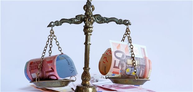 Jede vierte Frau arbeitet im Niedriglohnsektor Geldwaage: Die Entlohnung von Männern und Frauen ist noch nicht im Gleichgewicht.