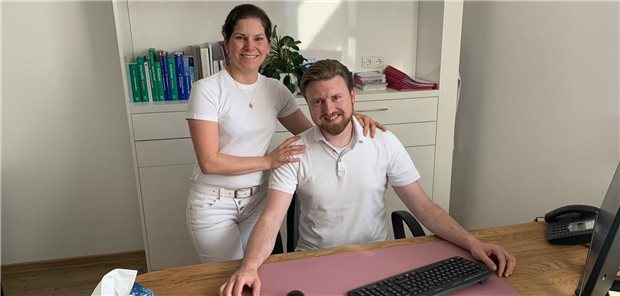 Vera Schoeder und Martin Teichmann am Schreibtisch