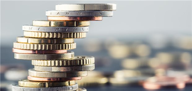 Neue Vorhaltepauschale beschlossen: Größere Umverteilungseffekte soll es nicht geben Ein Geldstapel.