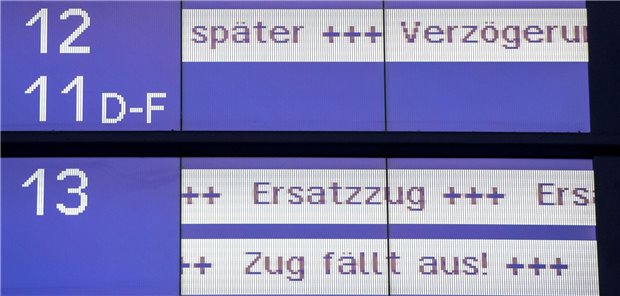 Ersatzzug fällt aus, steht auf einer Bahn-Anzeige.