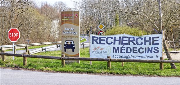 Protestplakat an einer Straße