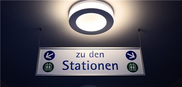 Bundesrat gibt Warken eine lange Mängelliste bei ihrer Klinikreform-Reform mit Viele Krankenhäuser sind in einer schwierigen finanziellen Lage. Der Bundesrat hat am Freitag zum geplanten Krankenhausreformanpassungs-Gesetz Stellung genommen.