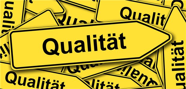 Neuer BÄK-Leitfaden zum Peer-Review in Praxis und Klinik Schilder mit der Aufschrift "Qualität"
