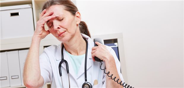 Niedersachsen: Ein Viertel der angestellten Ärzte denkt über Berufswechsel nach Viele angestellte Ärzte in Niedersachsen sind in ihrem Job gestresst, denken über einen Arbeitgeberwechsel nach.