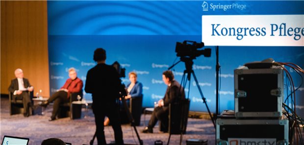 Virtuell und vor Ort: Bei der Eröffnung zum Springer Pflege-Kongress 2021 diskutierten Vertreter der Pflege mit Familienministerin Franziska Giffey und Arbeitsminister Hubertus Heil. Gesundheitsminister Jens Spahn war zugeschaltet. Über 1000 Teilnehmer verfolgten die Veranstaltung.