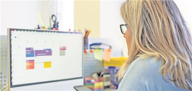 116117-Terminservice: Wie das Bereitstellen von TSS-Terminen reibungsloser klappt Eine MFA schaut auf den Terminkalender der Praxis.