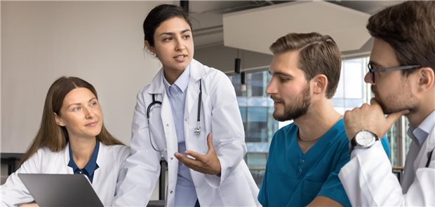 Ein Team bei der Zusammenarbeit.