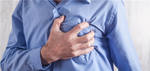 Mann greift sich an die Brust.