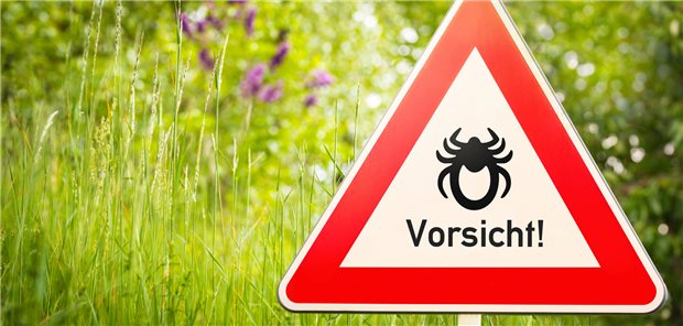 Schild mit der Aufschrift "Zecken: Vorsicht!"