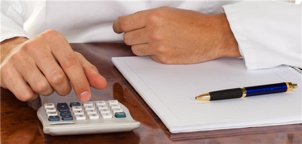 Kosten-Check: Je geräteintensiver die Medizin, desto teurer die Praxisgründung Arzt mit Taschenrechner