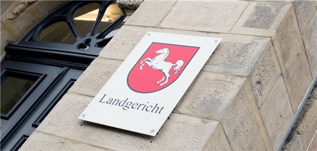 Vor dem Landgericht Osnabrück sieht sich ein Orthopäde unter anderem der Anklage des sexuellen Missbrauchs gegenüber.