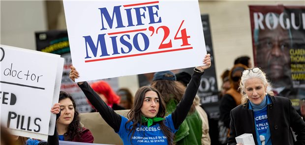 Mifepristone: US-Supreme-Court sieht Verbot von Abtreibungspille skeptisch Vor dem Sitz des Supreme Courts in Washington gab es während der Anhörung über Zugangsbeschränkungen zum medikamentösen Schwangerschaftsabbruch massive Proteste von Gegnern und Befürwortern.