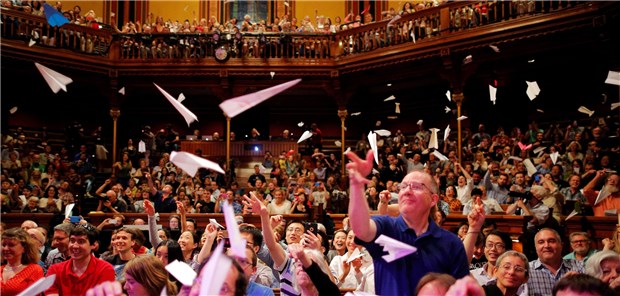 Augenzwinkern und Welt verbessern Während der Zeremonie werfen die Zuschauer traditionell Papierflugzeuge auf die Preisträger. Hier bei der 26. Ig-Nobelpreisverleihung 2016.