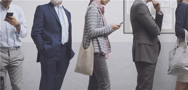 Warten – das ist angesagt für Patientinnen und Patienten in Großbritannien. Die Hausarztpraxen erlebten nämlich derzeit „die schlimmste Versorgungskrise seit Kriegsende“ (Symbolbild mit Fotomodellen).