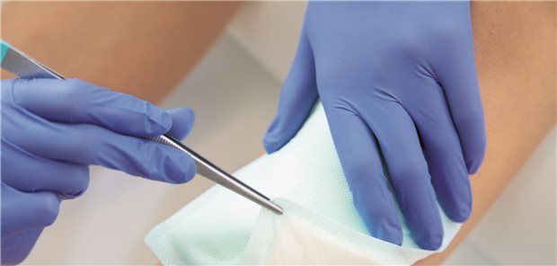 Wundauflage wird platziert,