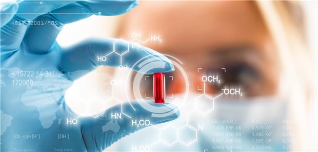 AMNOG-Report 2025: Überkomplexe Kostendämpfung bringt nichts Eine Frau hält eine rote Pille hoch, die von einer KI analysiert wird.