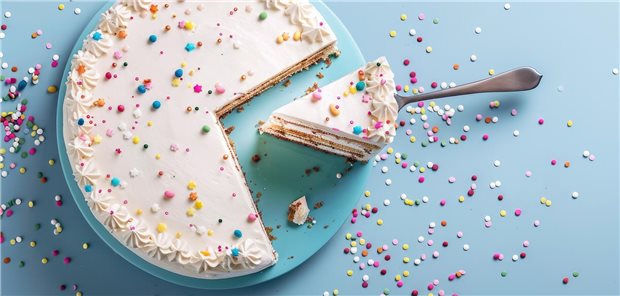 Ein Kuchenstück neben dem ganzen Kuchen