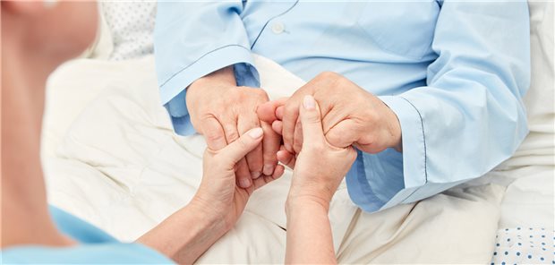 Was steckt hinter einem geäußerten Sterbewunsch? „Wenn jemand sagt: ‚Ich möchte nicht mehr leben‘, ist häufig gemeint: ‚Ich möchte so nicht mehr leben‘“, erklärt Heiner Melching, Geschäftsführer der Deutschen Gesellschaft für Palliativmedizin (DGP).