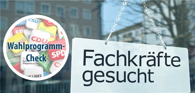 Wahlprogramm-Check zum Fachkräftemangel Ein Schild hängt an einem Schaufenster. Darauf steht Fachkräfte gesucht.