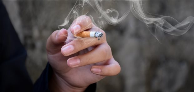 Weg vom Glimmstängel – das ist leichter gesagt als getan. Wie die Chancen für eine erfolgreiche Entwöhnung am besten stehen, offenbart ein Blick in die entsprechende Leitlinie.
