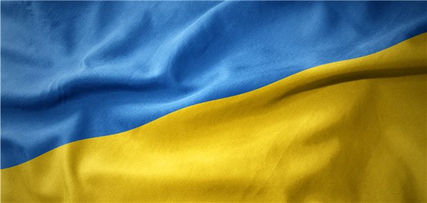 Wehende Ukraine-Flagge: Der russische Überfall macht die Welt fassungslos.